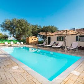 Villa Taxiarchis by Corfuescapes, hotel v mestu Benitses