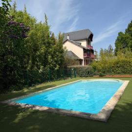 Chambres de charme avec piscine - Le Monde de Charlie - Proche Vichy, hotel en Vichy