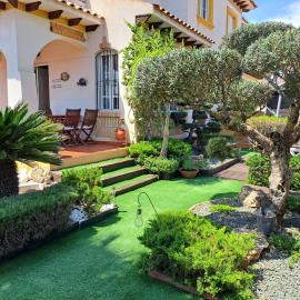 Casa en El Pinet con jardín, hótel í Elche