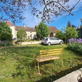 Dans colombier proche de Vichy parking privé, hotel in Vichy