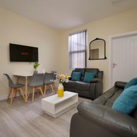 Charterhouse - Free Netflix, Private Garden, WiFi & Free Parking For 3 Cars