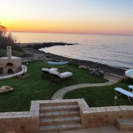Aqua Luna Bay - Romantic Beachfront Suite & Garden