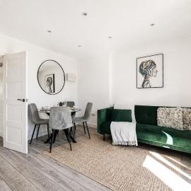 Spacious Ealing Broadway 1Bed Flat - Terrace & Near Tube, hotel u gradu Ealing