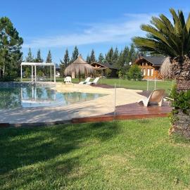 Pileta exterior y parque de Cabañas Peumayen en Punta Indio