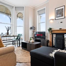 Modern 2 Bedroom Abode - Sea Views - Balcony, hotel in Worthing
