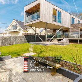 Rena's Retreat - Luxury Architectural Eco Home with hot tub a short walk from Gurnard in Cowes - Perfect Lux Stay for Sailers Couples and Older Families