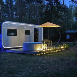 Ferienhäuser Insel Usedom - Luxuswohnwagen 4 mit Whirlpool direkt am Achterwasser, hotell i Lütow