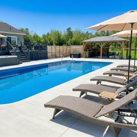 Spacious waterfront home with hot tub and heated pool, hotel in Pictou
