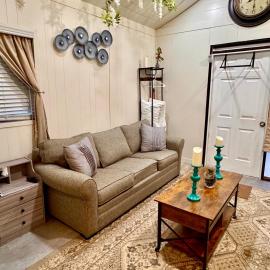 The Comfy-Cozy Cottage, hotell i Jonesboro