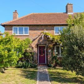 Pickleberry Cottage - Close to sandy beach