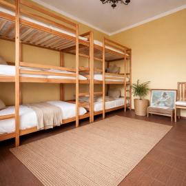 Shared rooms BOC, hotel u gradu Brunate