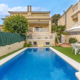 Chalet vacacional en Comarruga con piscina cerca de la playa y check in autónomo, hotel em El Vendrell