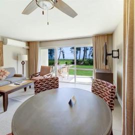 Inviting Ocean View Condo Pono Kai Resort G104: Kapaa şehrinde bir otel