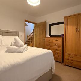 2 Bed, Free Parking & Sea Views!