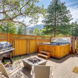 Historical Mtn-View Getaway w/ Hot Tub in Sandy!