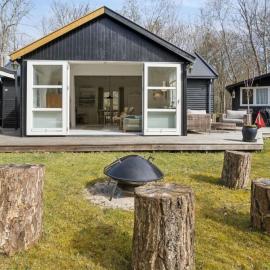 Holiday Home Lucie - 50m from the sea by Interhome, hotel em Rønne