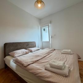Lovely 1-bedroom apartment with 2-patios and parking, hotel v destinaci Podgorica