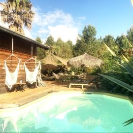 Maison ambiance cabane exotique climatisée piscine & spa 3 chambres 6 personnes, hotel en Messanges