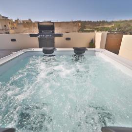 Hot Tub With View, Stylish 3BR, Heart of Ghajnsielem, hotel a Għajnsielem