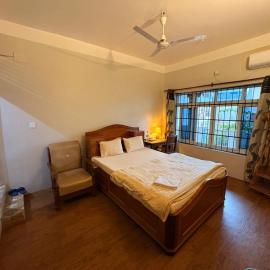 Paris Guest House، فندق في بهاراتبور