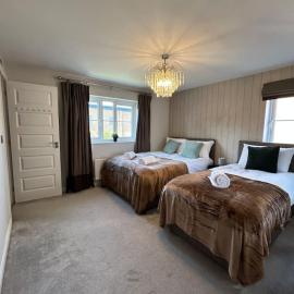 Coronel House Modern 4-Bed Swindon Home, Long Stays Welcome