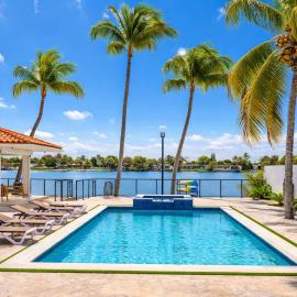 Lake House Oasis heated pool and amazing views!, viešbutis mieste Hajalija