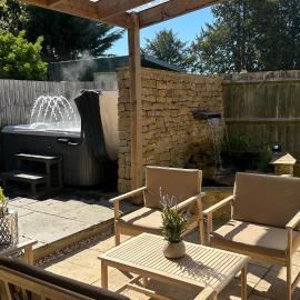 Entire Cotswolds barn retreat, hotel in Carterton