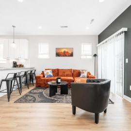 IRIE Living-Haven 2BR Home with Pool Gym Access, מלון בWhitestown