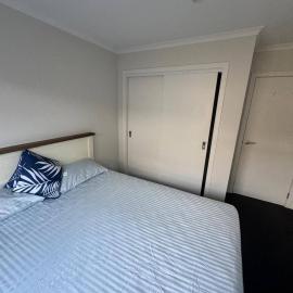 Spacious One-Bedroom with Private Bathroom Aotea, hotel in Porirua