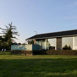 Holzhaus-mit-Sauna-und-Panoramablick-auf-die-Ostsee