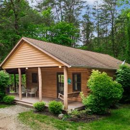 Cozy and secluded 2-bedroom Pine Grove Cabin, hotel a Logan