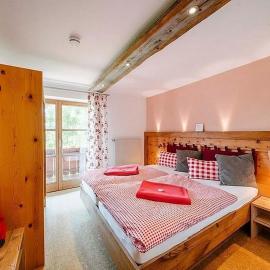 Ferienwohnung Aggenstein , Landhaus Linde, Seeg-Enzenstetten im Allgäu, mit Königscard, hotel in Seeg