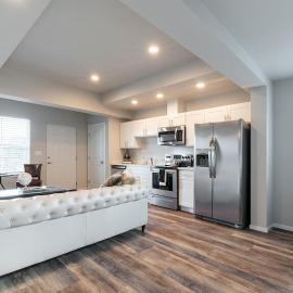 Modern 1BR Condo with Bay Views Walk to Dome AC Parking Included, Hotel in Tacoma