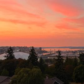 Top floor corner condo with UNREAL views of Commencement Bay DT Tacoma skyline, Hotel in Tacoma
