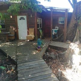 Cabaña-estudio selvatica, hotel in Utila