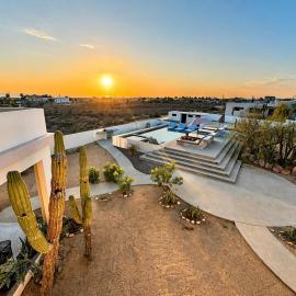 Sun-drenched escape w sleek saltwater pool, hotel in Todos Santos