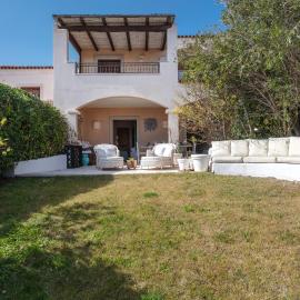 PORTO CERVO - Elegante villetta con giardino e parcheggio、アッビアドリのホテル
