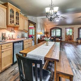 Walk to Lake Texoma: Family Home w/ Fire Pit!, Hotel in Kingston