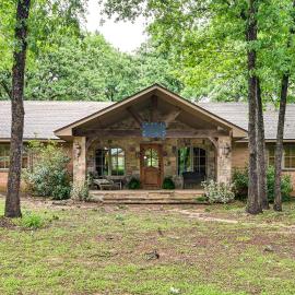 Walk to Lake Texoma: Family Home w/ Fire Pit! – hotel w mieście Kingston