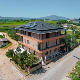 Riverside Villa, hotel in Tragjas