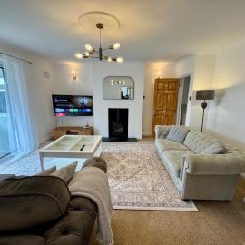 Cosy 4 Bedroom House With Secure Parking