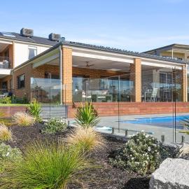 Viesnīca Tranquil Family Friendly, City and Bay Views, Pool and Spa - Mt Martha pilsētā Mauntmarta
