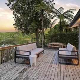Okere Tree House - Lakefront with own Jetty, hotel in Okere Falls