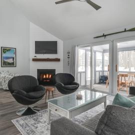 Cozy Retreat with Screened Porch, Fire Pit & Lake Michigan Overlook, hotel in South Haven