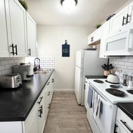Short Drive to Airport - Central Location W/ Patio, hotel in Wichita