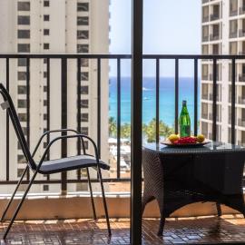 17Fl Waikiki escape with pool & beach access