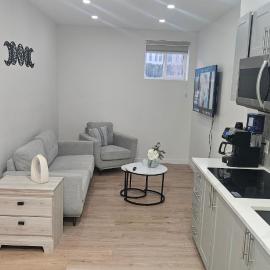 Sparkling 2 Bedroom Basement Suit with a Separate Entrance NW Calgary near airport: Calgary şehrinde bir otel