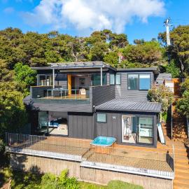Hekerua Heights with Hot Tub and Seaviews, hotel a Oneroa