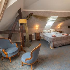 Zbirožský dvůr, hotel din Zbiroh