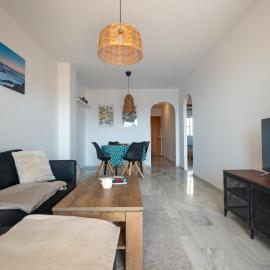 Sunny 2BR Apartment Near Faro Beach with Balcony, hotel v destinaci Mijas Costa